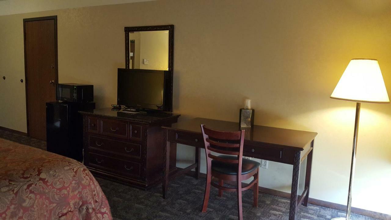 Americas Best Value Inn Chippewa Falls Exterior photo